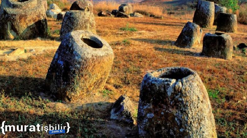 Hindistan'da Gizemli Dev Taş Kavanozlar Keşfedildi Hindistan'da Gizemli Dev Taş Kavanozlar Keşfedildi